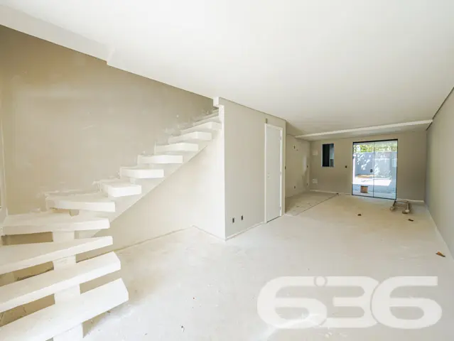 Apresentamos um refinado imóvel geminado, uma joia